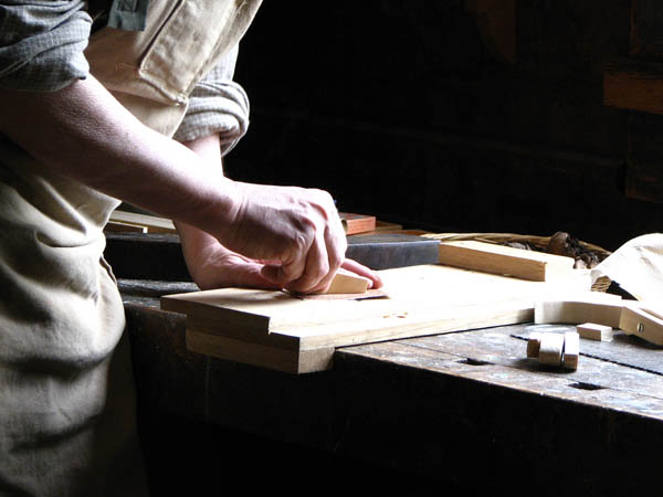 Nacemos de la influencia y formación  heredada en el sector de la <strong>carpintería de madera y ebanistería  en Sant Vicenç de Castellet.</strong>